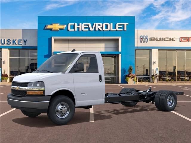 New 2026 Summit White Chevrolet 1WT image 2