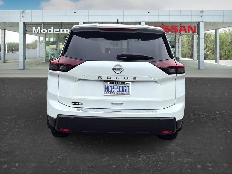 Used 2026 Everest White Pearl Tricoat Nissan SV image 4