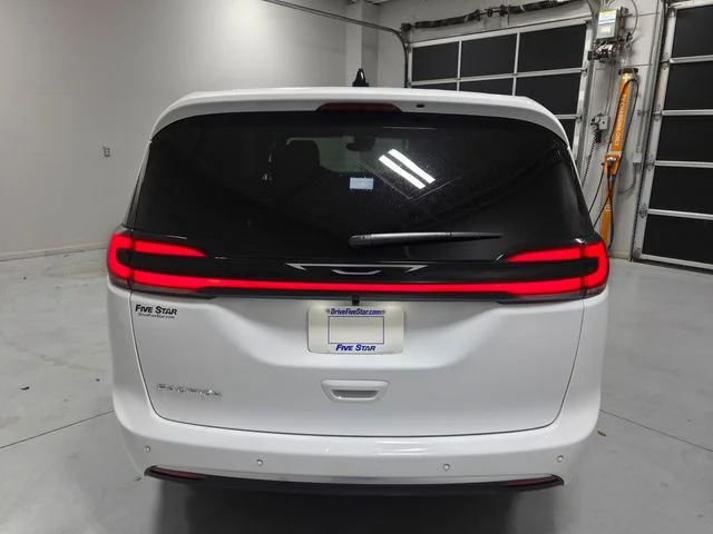 New 2027 Bright White Clear-Coat Exterior Paint Chrysler Select image 22
