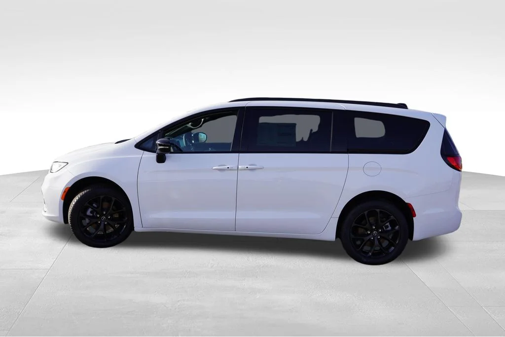New 2026 Bright White Clear-Coat Exterior Paint Chrysler Select image 8