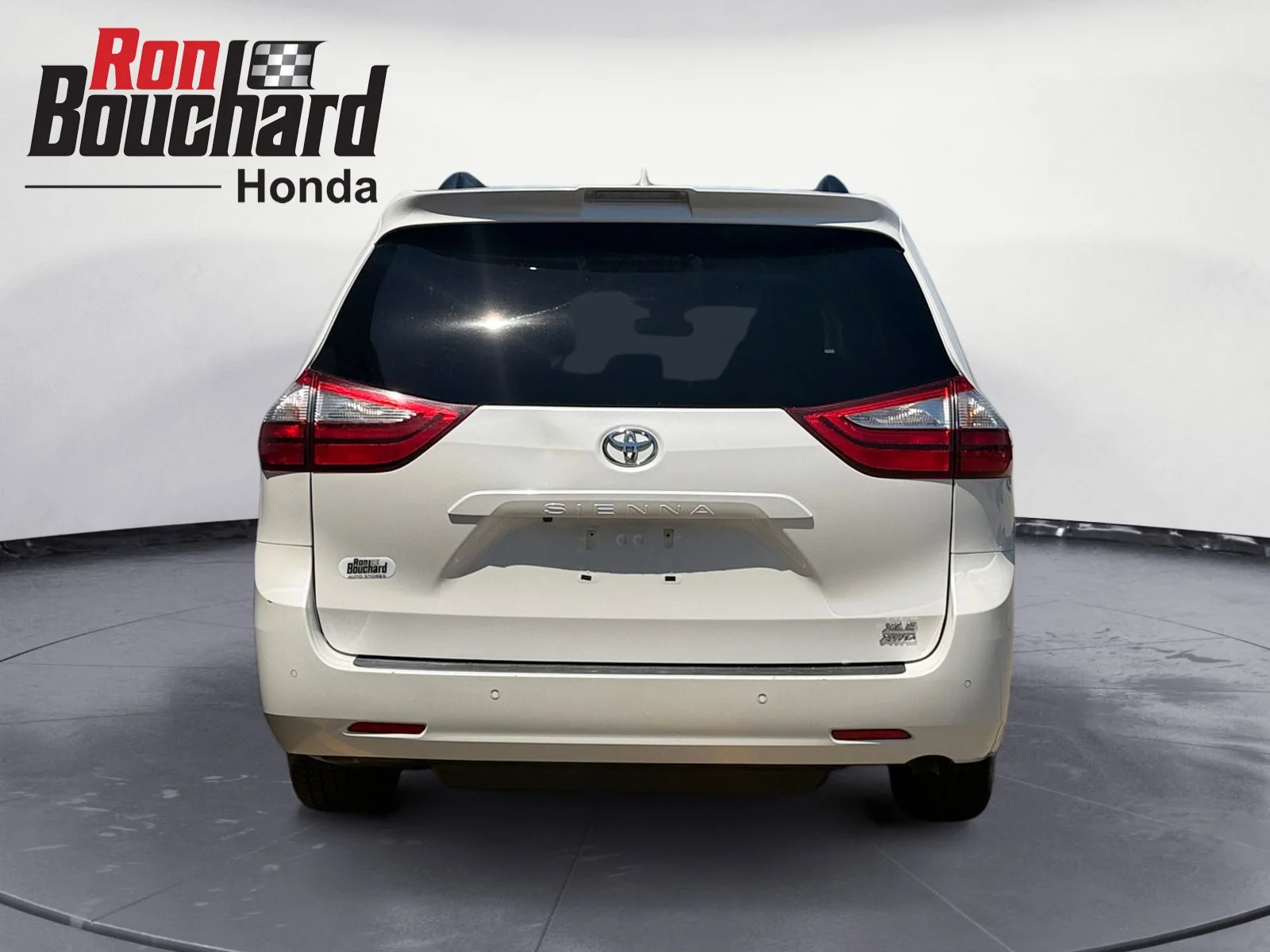 Used 2018 Super White Toyota XLE Premium image 3