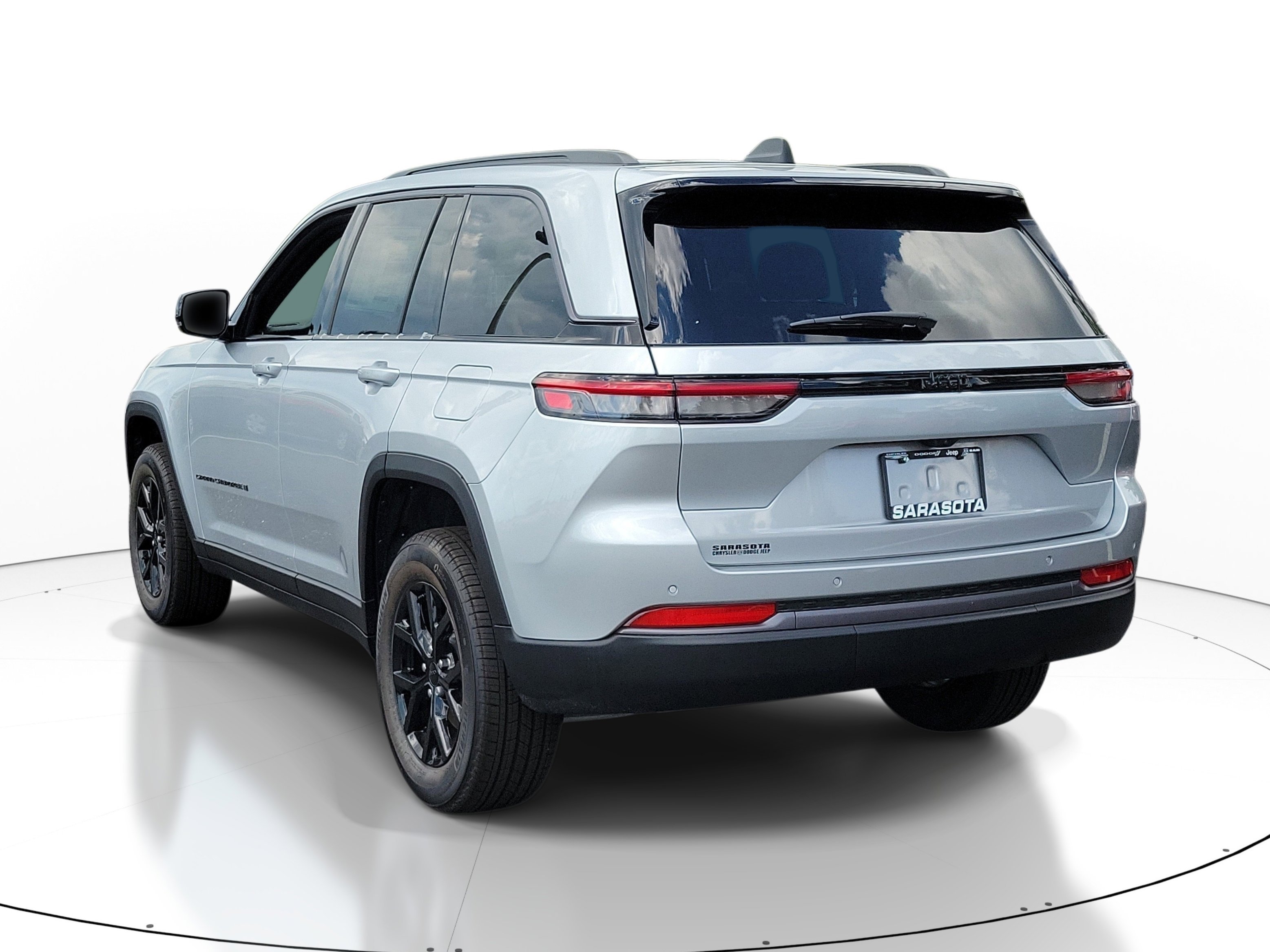 New 2026 Silver Zynith Exterior Paint Jeep Laredo Altitude image 4