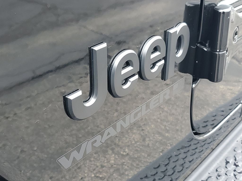 New 2026 Black Clear-Coat Exterior Paint Jeep Sahara image 8