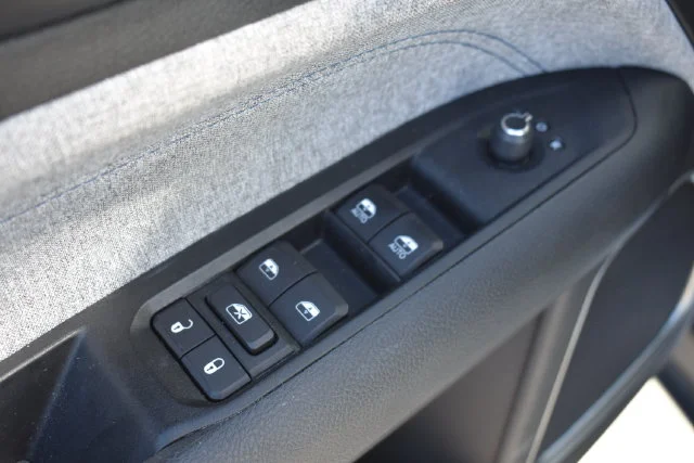 Used 2022 White Jeep Latitude image 10