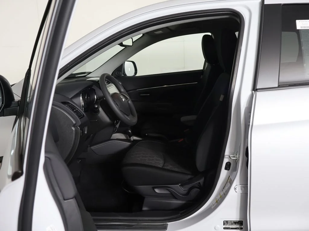 New 2027 White Mitsubishi 2.0 ES AWC image 25