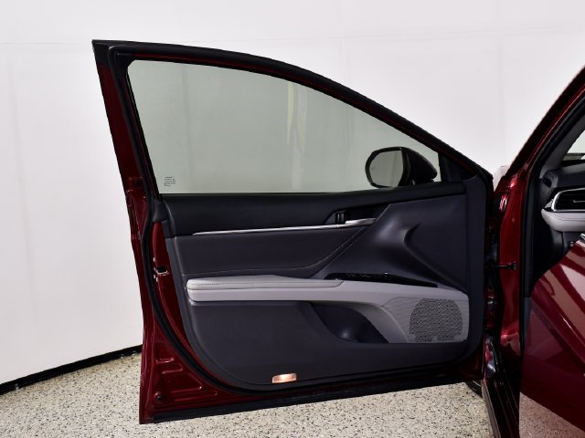 Used 2018 Red Toyota XSE V6 image 15