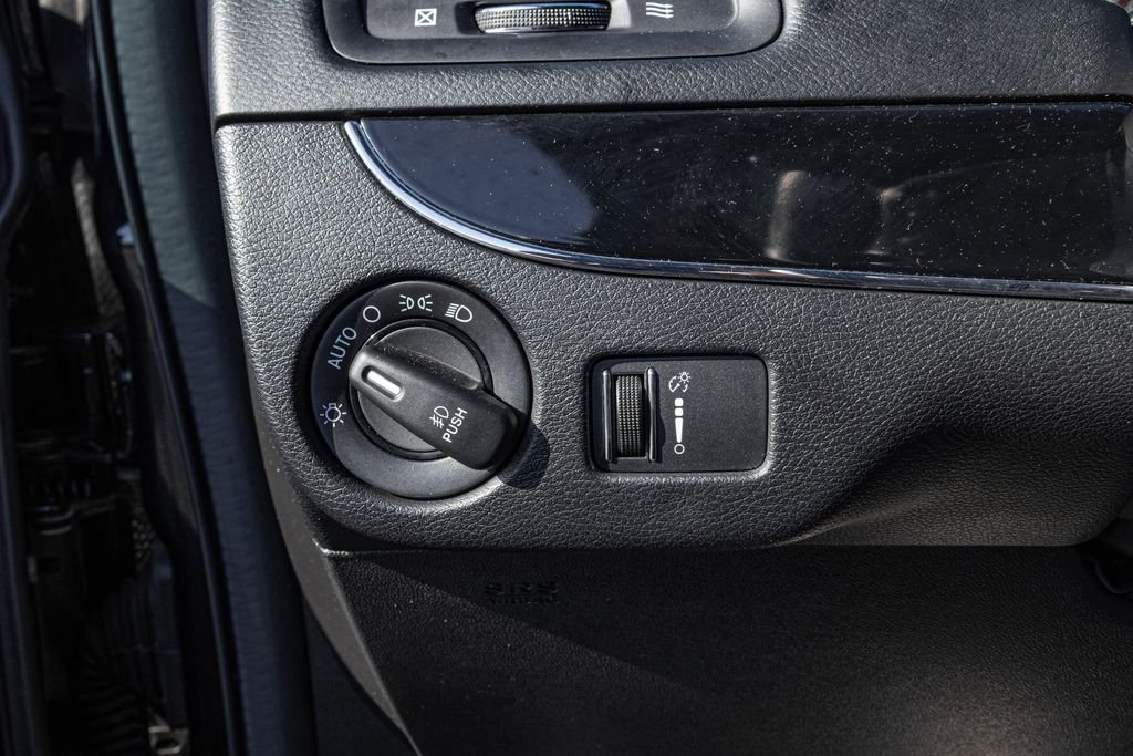 Used 2017 Black Dodge SXT image 26