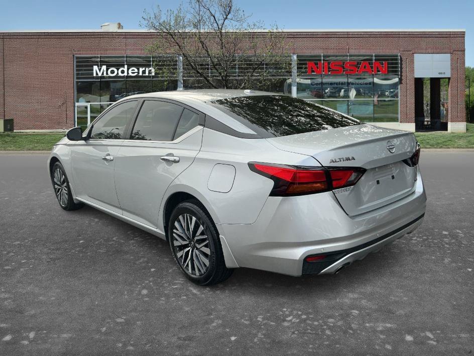 Used 2024 Brilliant Silver Metallic Nissan 2.5 SV image 2