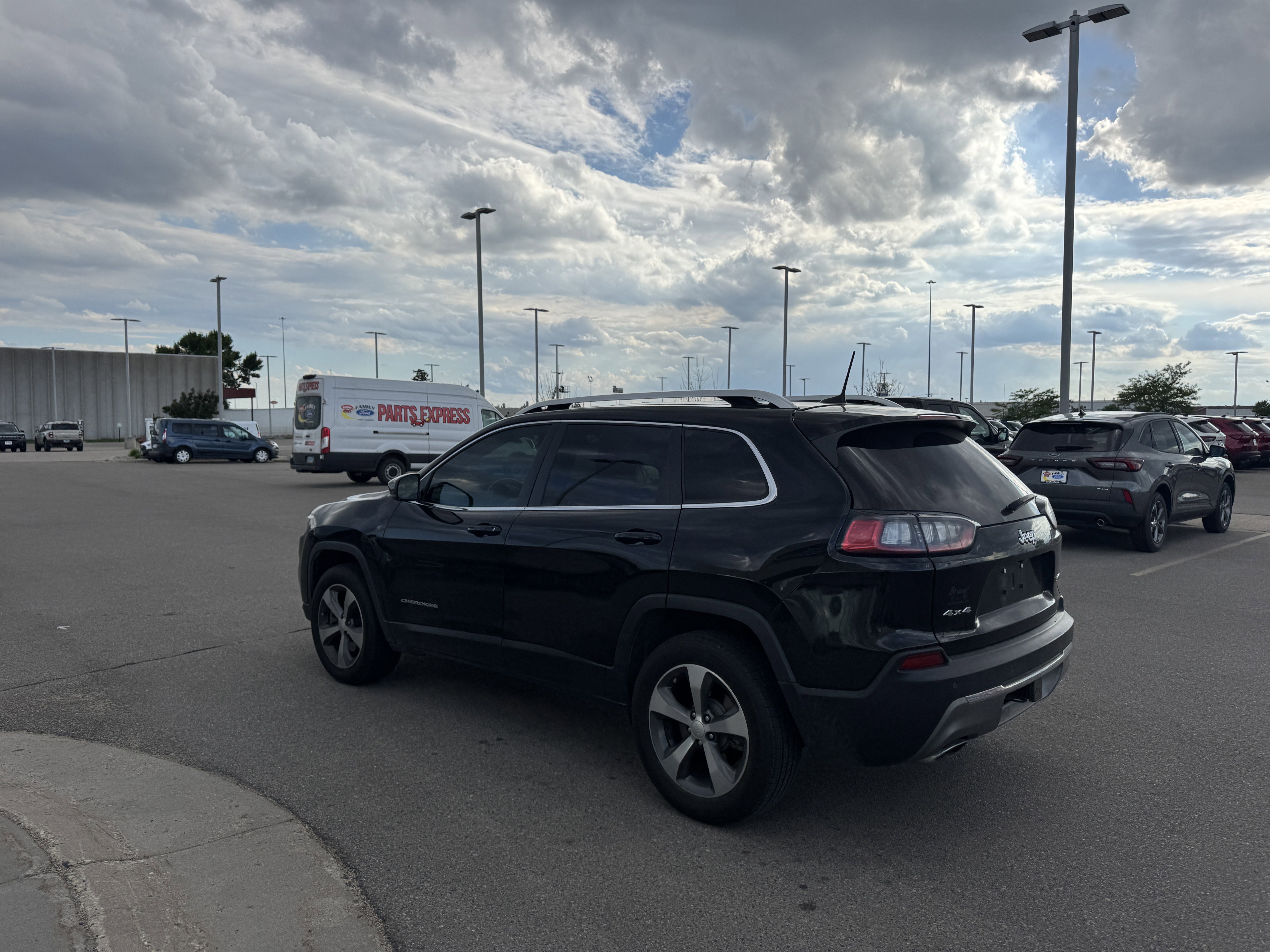 Used 2019 Diamond Black Crystal Pearlcoat Jeep Limited image 3