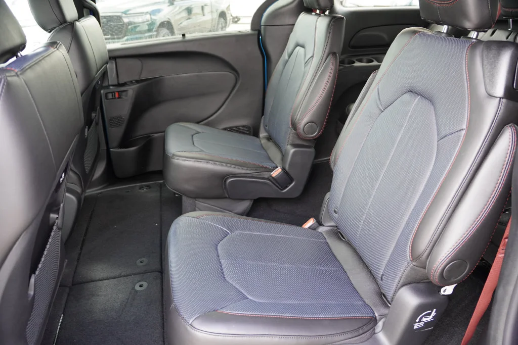 New 2027 Hydro Blue Pearl-Coat Paint Chrysler Select image 12
