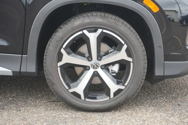New 2026 Deep Black Pearl Volkswagen SE image 5