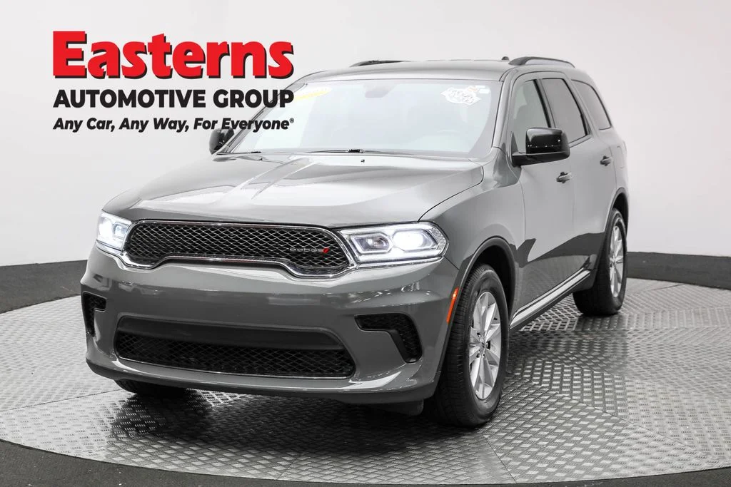 Used 2023 Gray Dodge SXT image 1