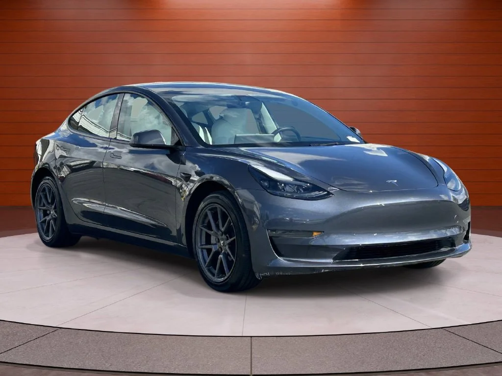 Used 2023  Tesla Base image 5