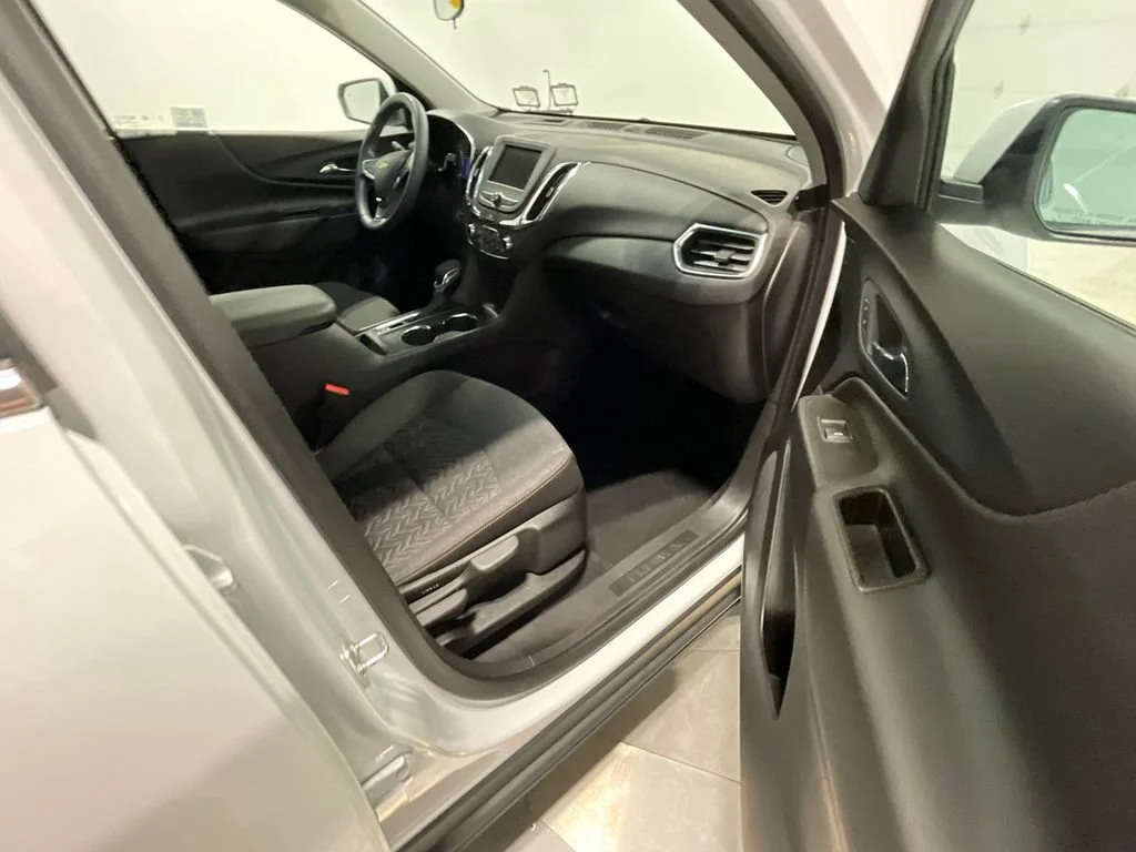 Used 2024 Summit White Chevrolet LT image 25