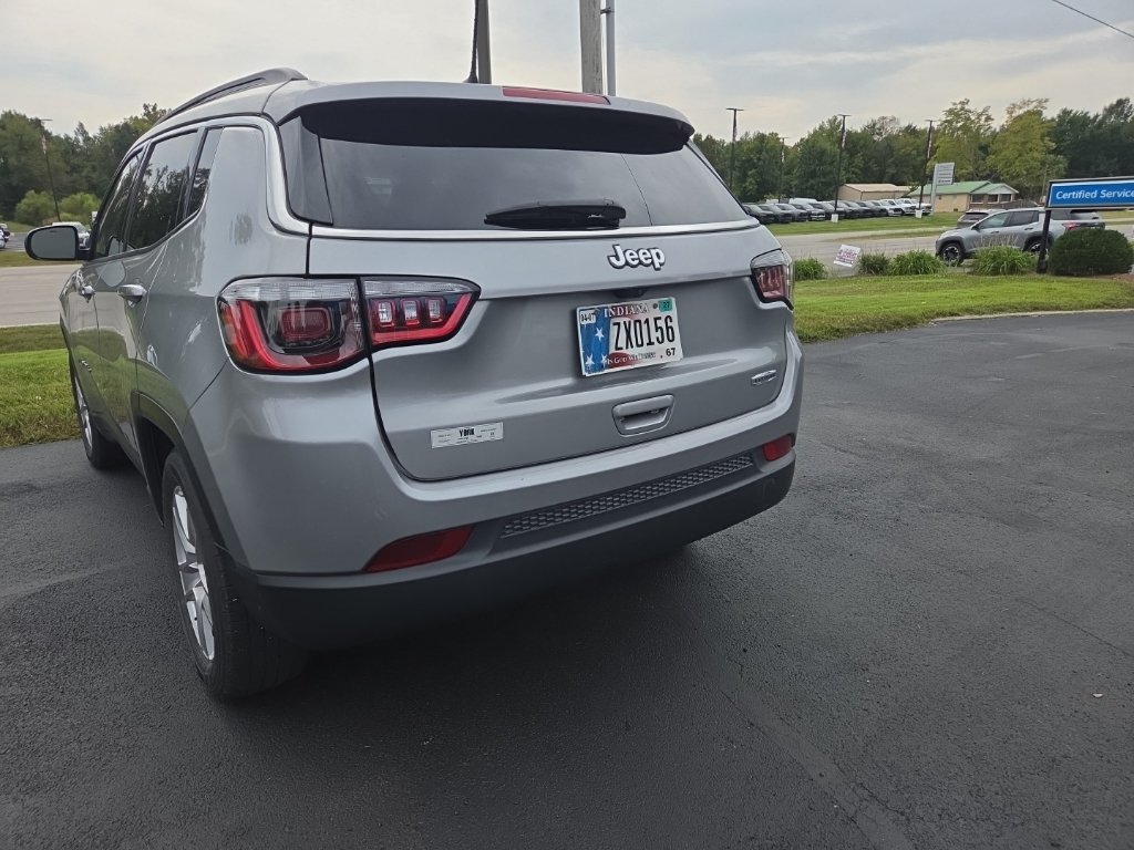 Used 2022 Silver Jeep Latitude image 3