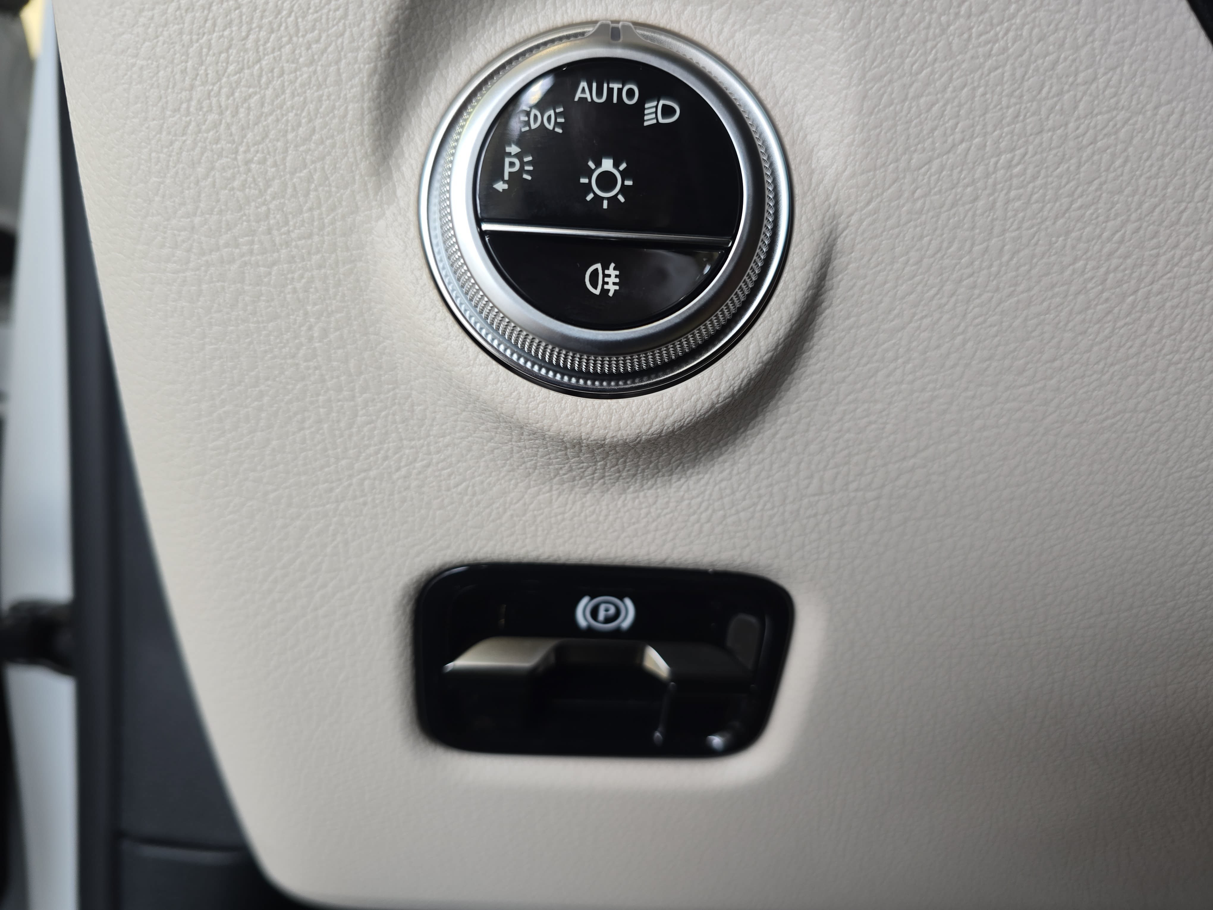 New 2026 MANUFAKTUR Moonlight White Metallic Mercedes-Benz C300 image 27
