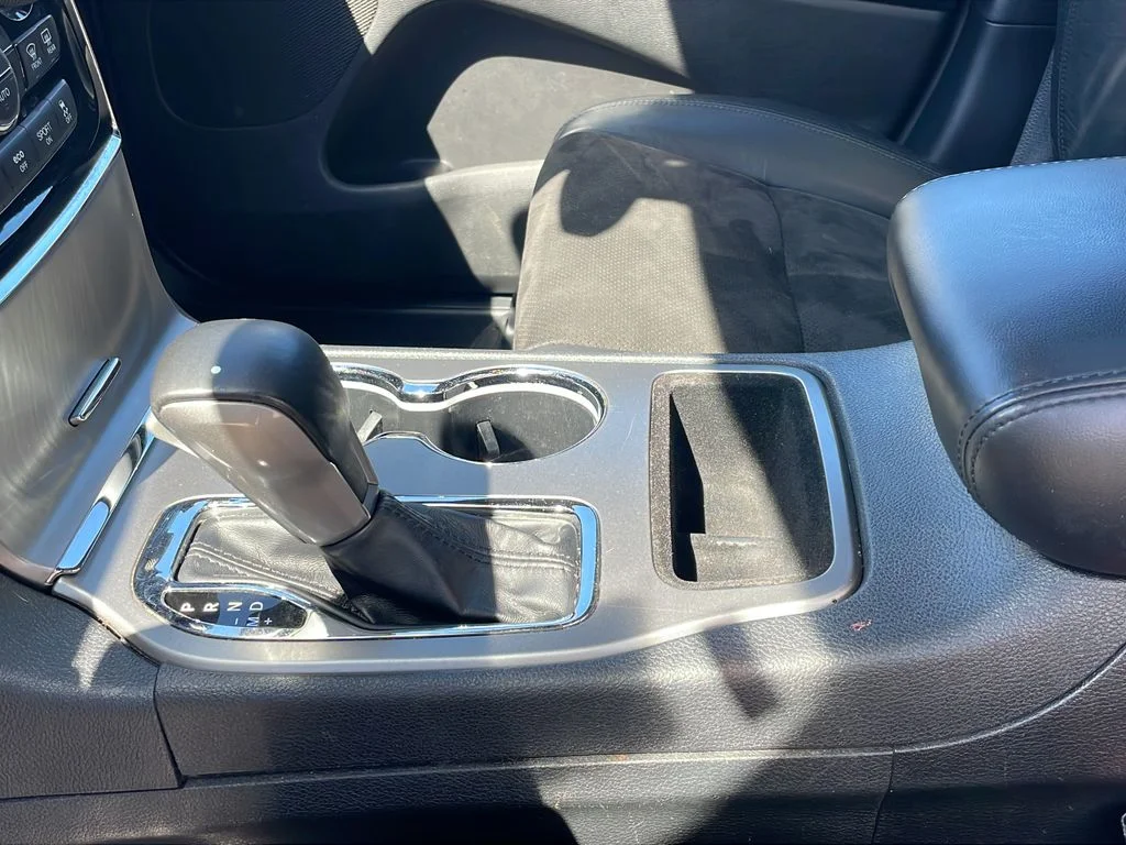 Used 2020 White Jeep Altitude image 23