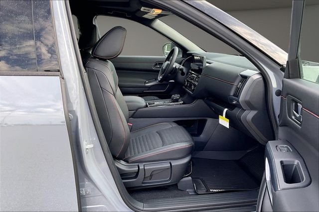New 2026 Boulder Gray Pearl / Super Black Two-tone Nissan Rock Creek® image 11
