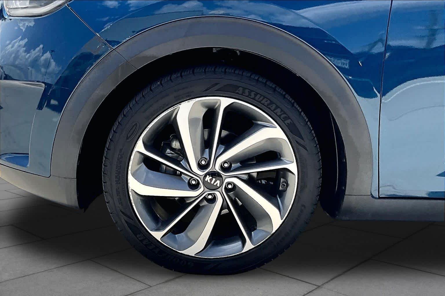 Used 2018 CERULEAN Kia Touring image 10