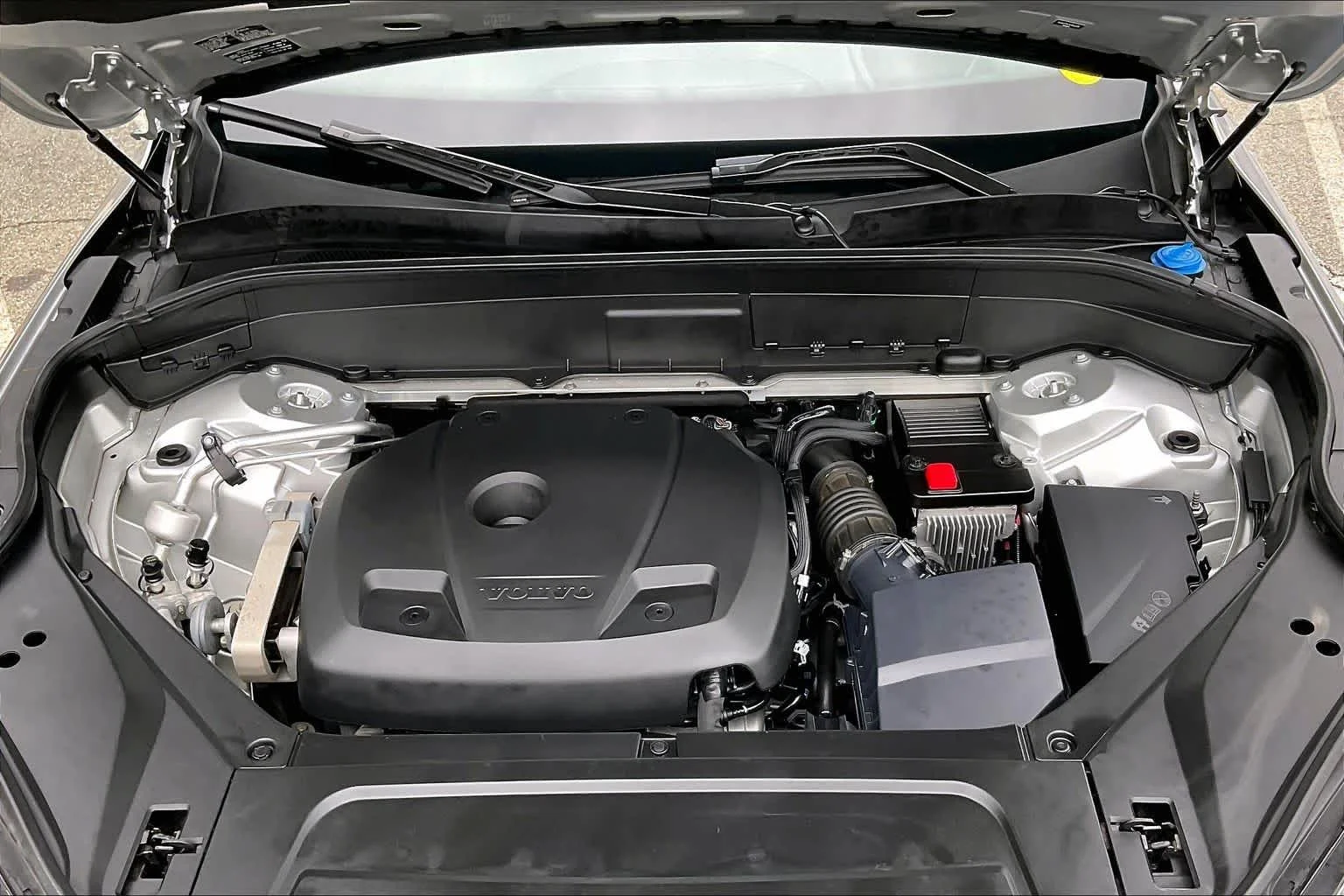 Used 2019 Bright Silver Metallic Volvo Momentum image 29