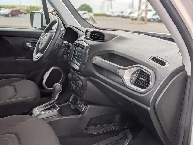 Used 2019 White Jeep Latitude image 37