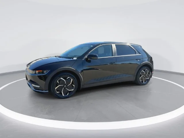 Used 2023 Black Hyundai SE image 4