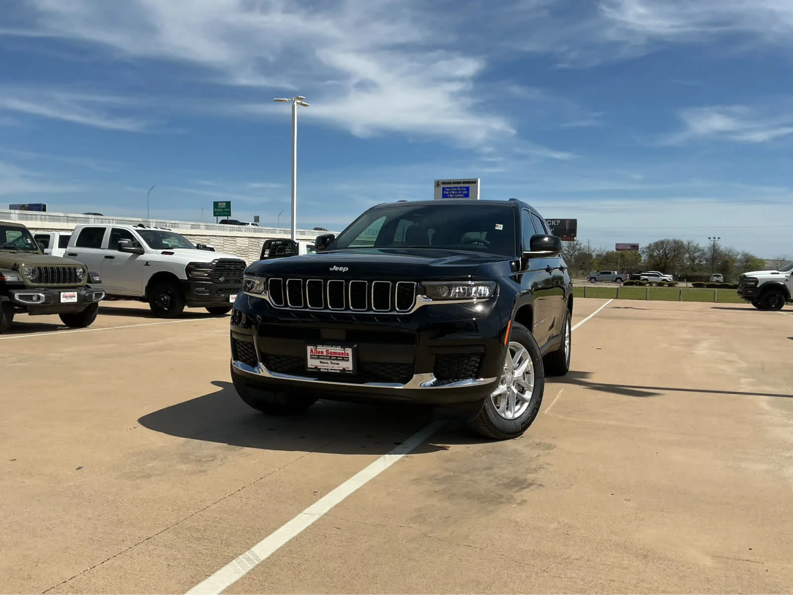 New 2026 Diamond Black Crystal Pearl-Coat Exterior Paint Jeep Laredo X image 2