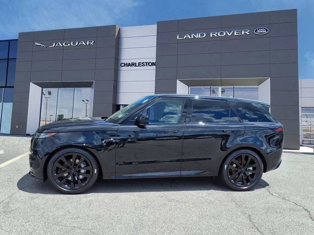 New 2026 Santorini Black Metallic Land Rover Dynamic SE image 2