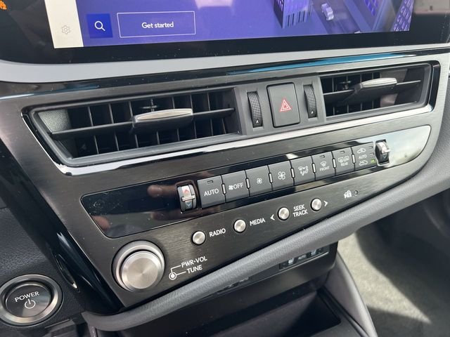 Used 2024 White Lexus 300h image 19