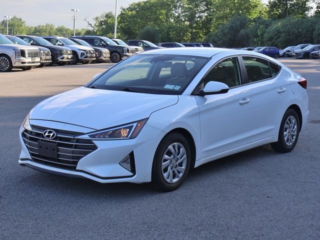 Used 2020 White Hyundai SE image 3