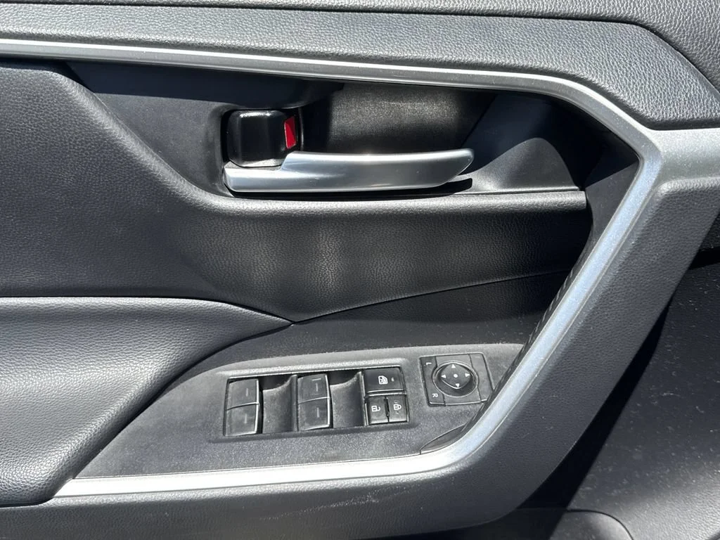 Used 2023  Toyota Hybrid SE image 7