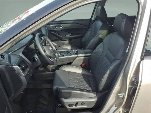 Used 2025 Gold Nissan Platinum image 29