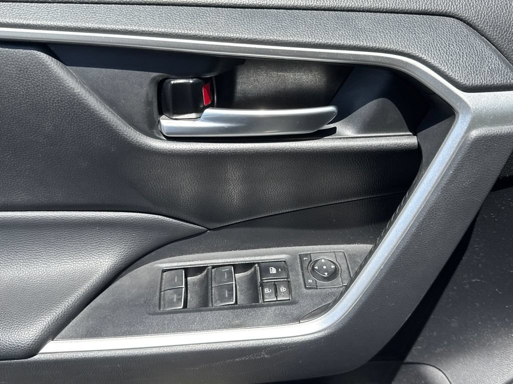 Used 2023  Toyota Hybrid SE image 7