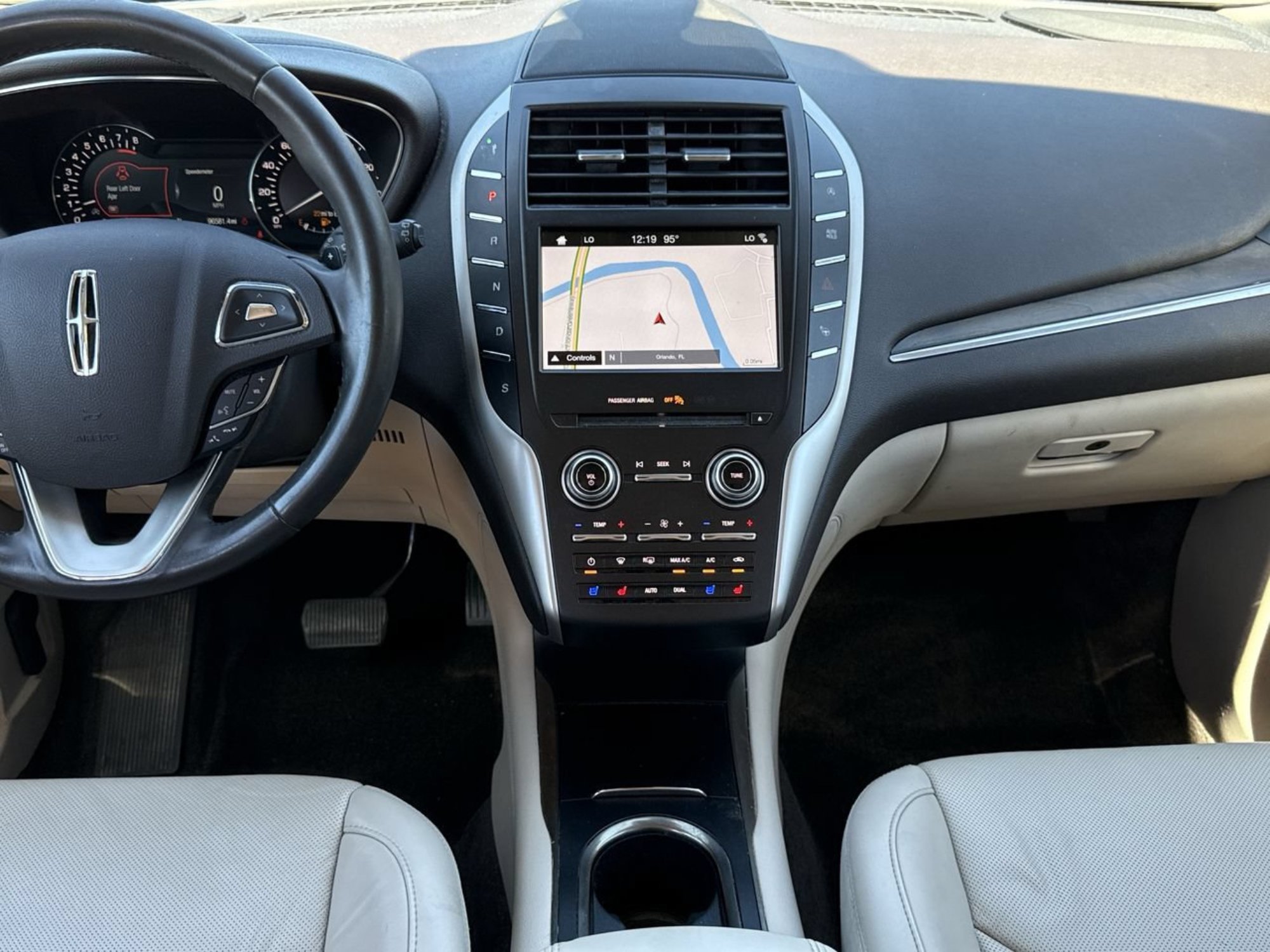 Used 2018 Ivory Pearl Lincoln Reserve image 15