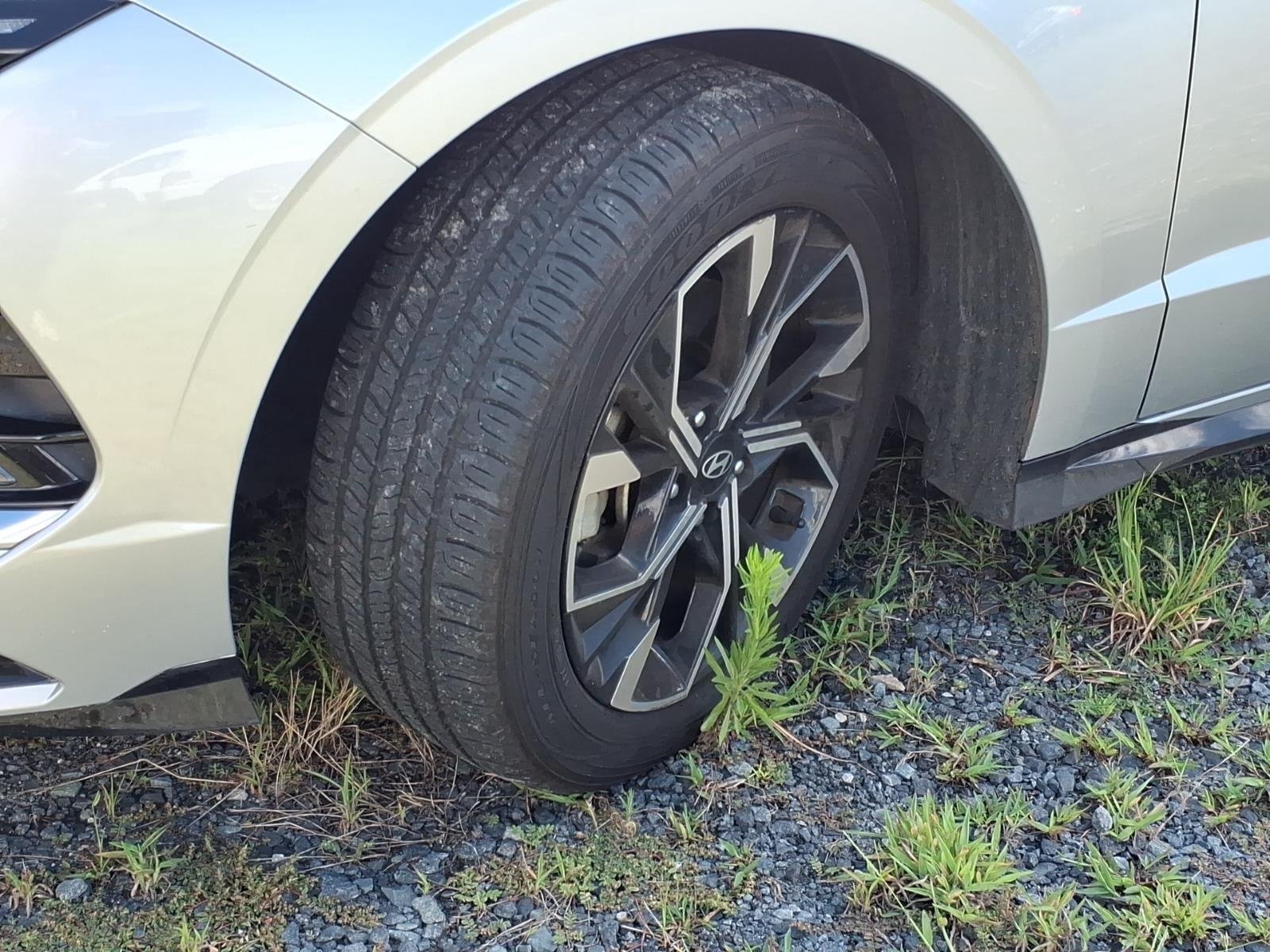 Used 2025 Aero Silver Hyundai SEL image 3