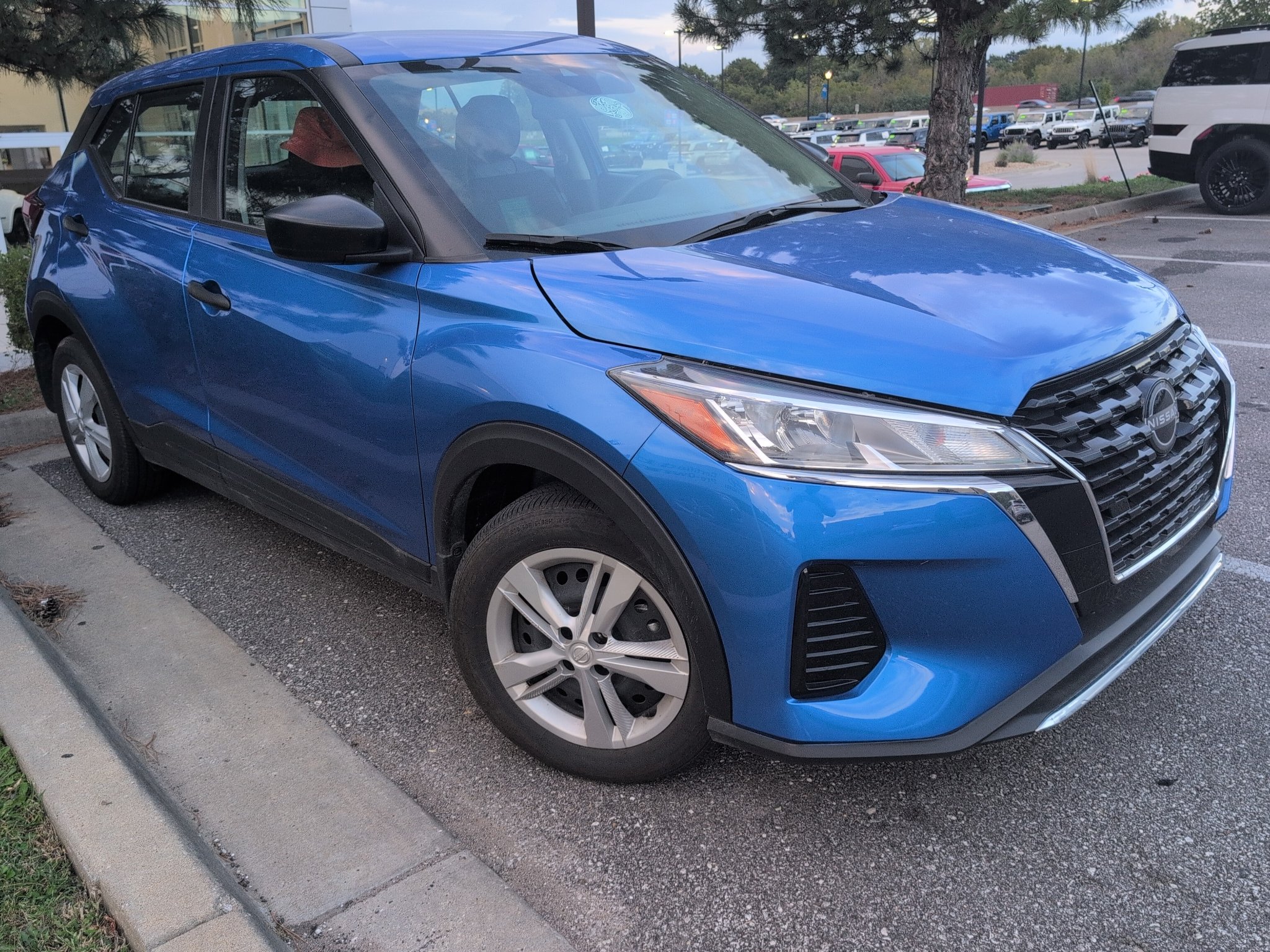 Used 2025 Blue Nissan S image 4