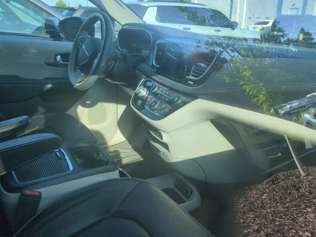 Used 2018 Gray Chrysler Limited image 8
