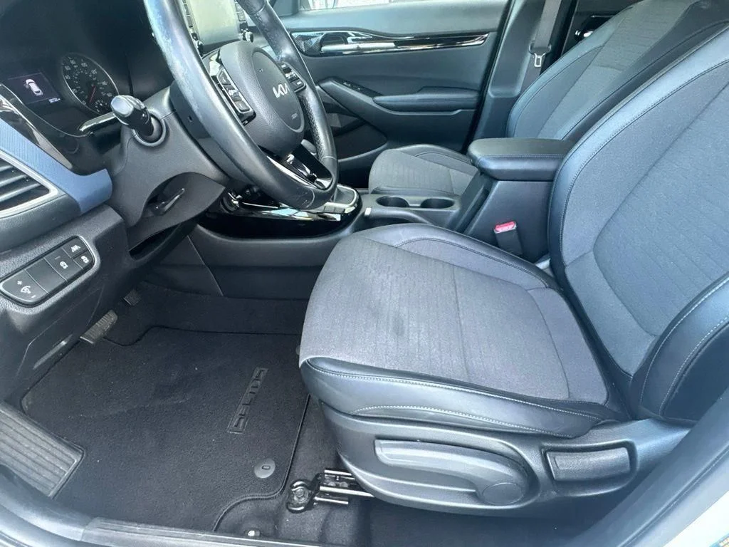 Used 2023 White Kia S image 12