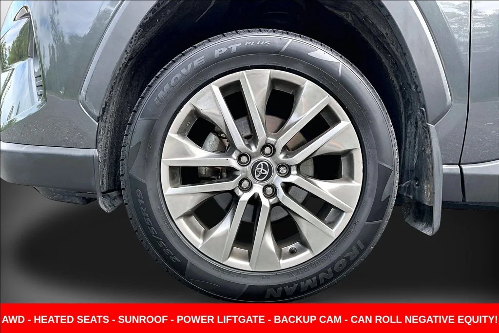 Used 2020 Gray Toyota XLE Premium image 33