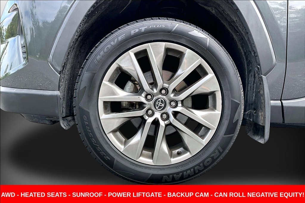 Used 2020 Gray Toyota XLE Premium image 33
