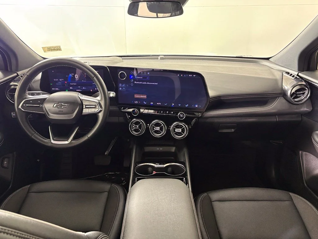Used 2025 White Chevrolet LT image 39