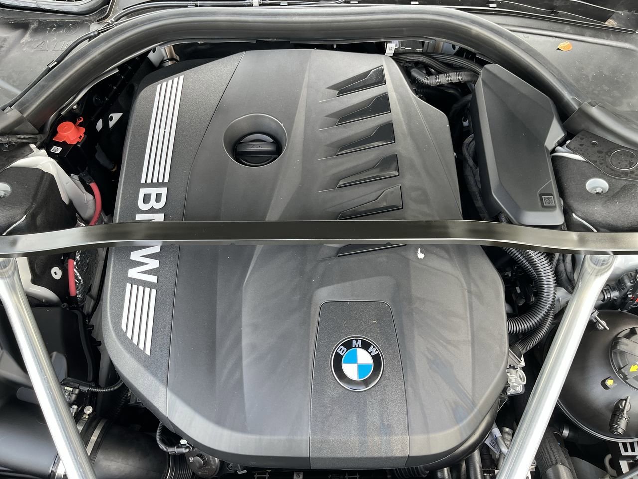 Certified Used 2025 Alpine White BMW 740i image 39