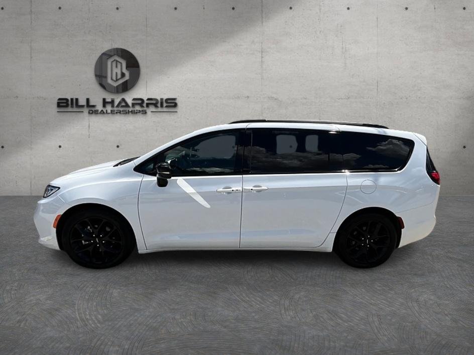 Used 2024 White Chrysler Limited image 9