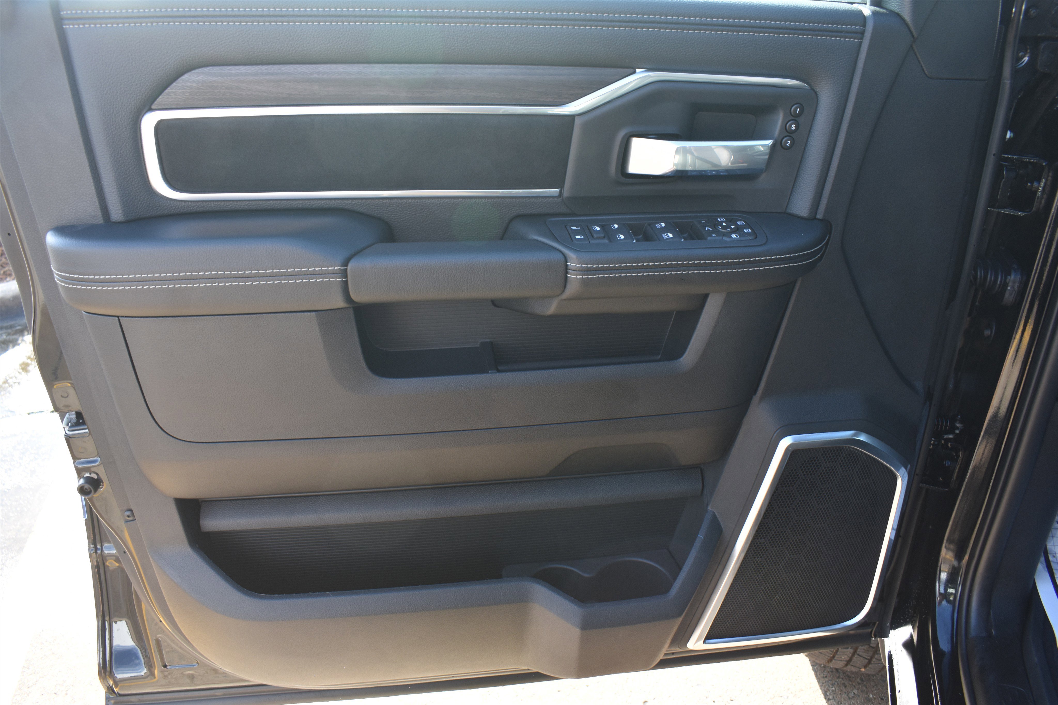 New 2026 Diamond Black Crystal Pearl-Coat Exterior Paint RAM Laramie image 15