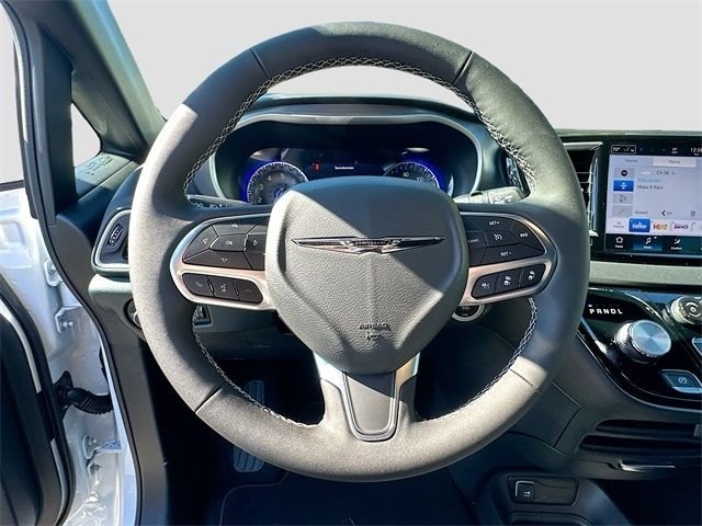 New 2026 Bright White Clear-Coat Exterior Paint Chrysler LX image 7