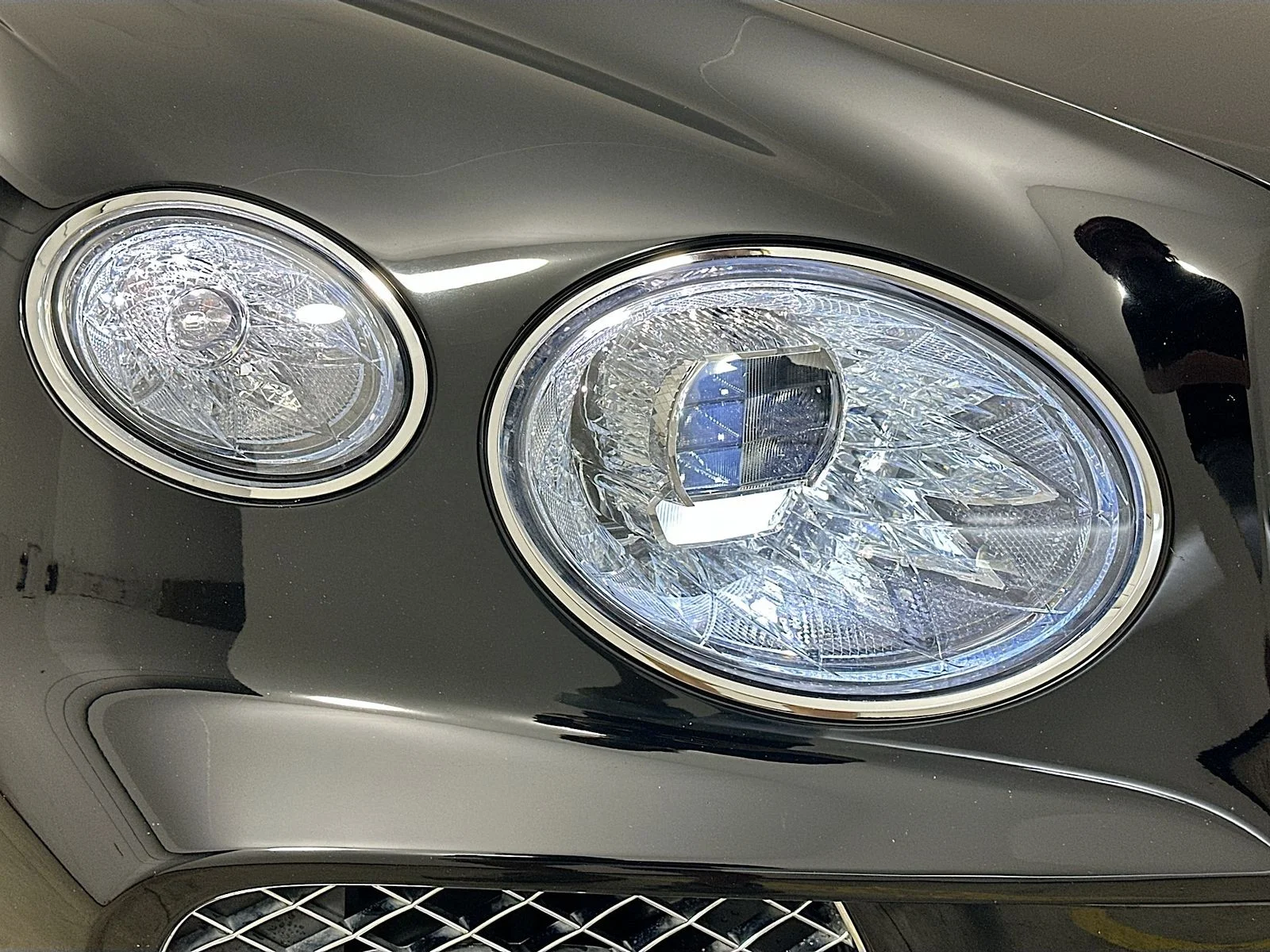 Used 2022 Black Bentley  image 44