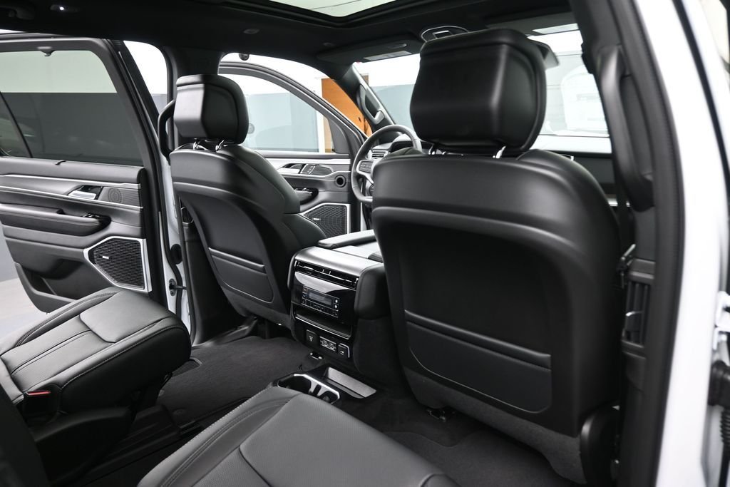 New 2026 Bright White Clear-Coat Exterior Paint Jeep Limited Reserve image 27