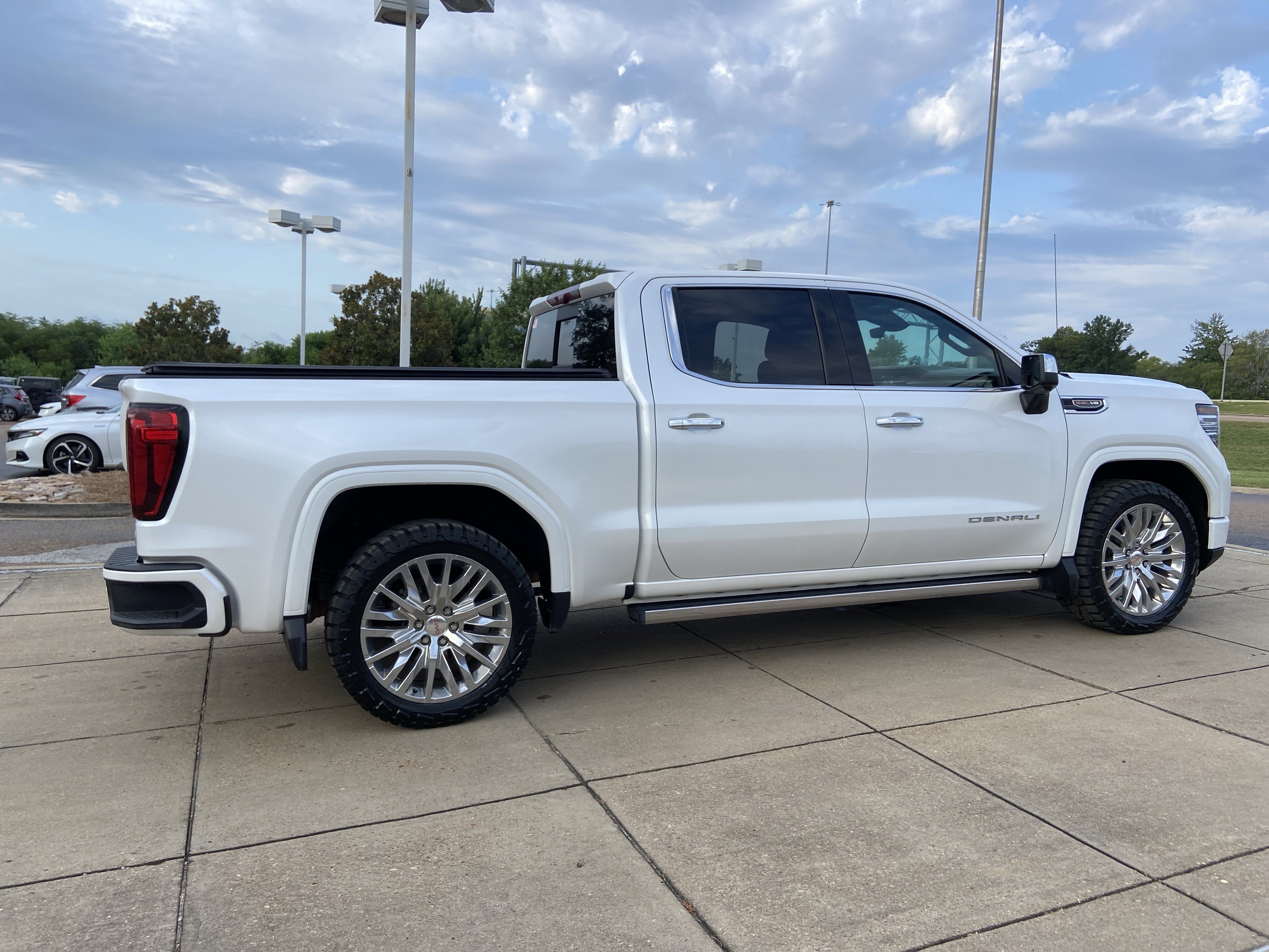 Used 2022 White Frost Tricoat GMC Denali image 12