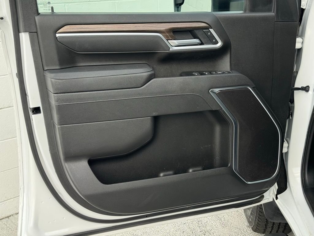 Used 2025 White Chevrolet LT image 29