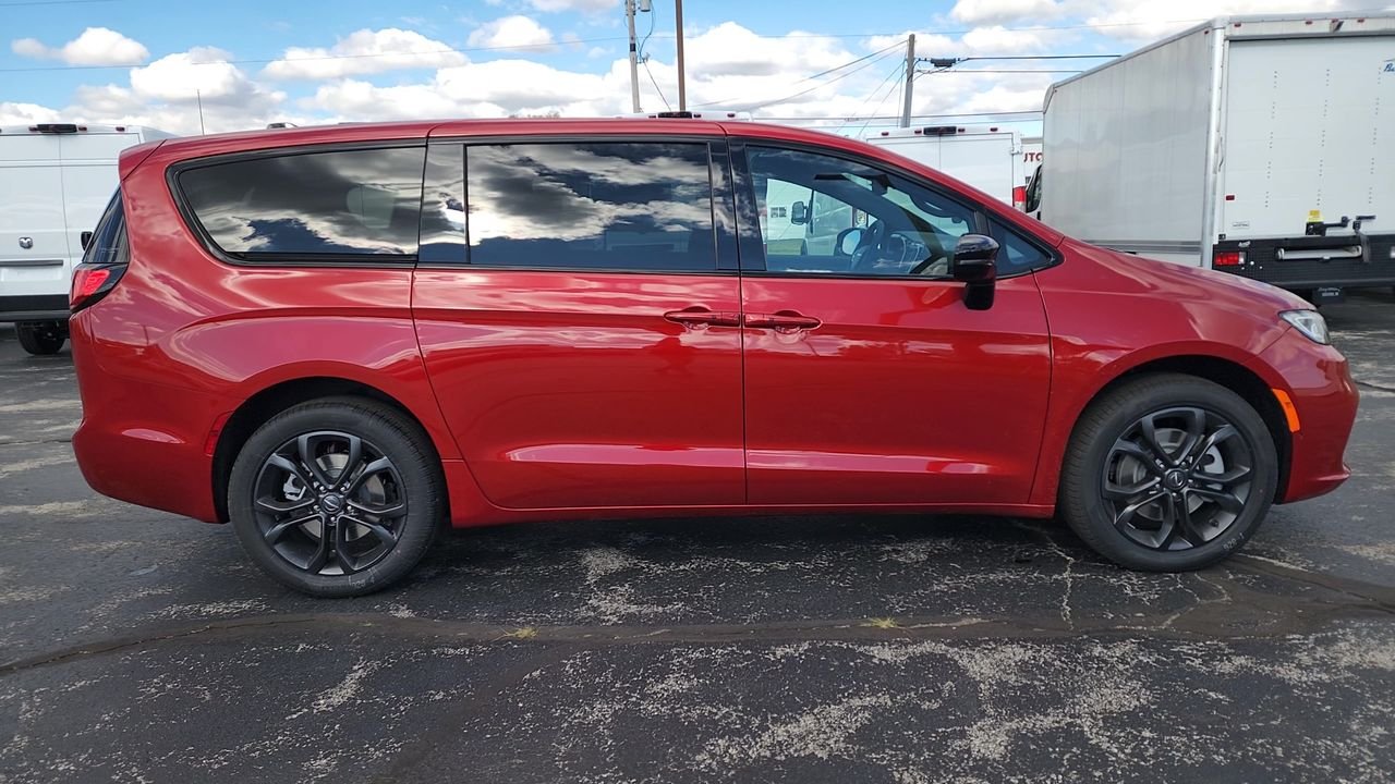 New 2026 Red Hot Pearl-Coat Exterior Paint Chrysler Select image 9